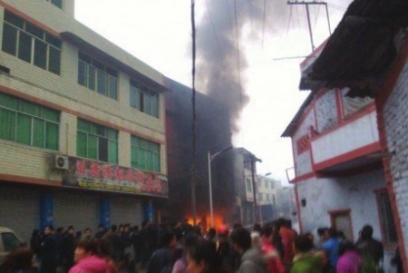 宜宾一民房起火内私存10多桶柴油&nbsp;调集三县消防大队(图1)