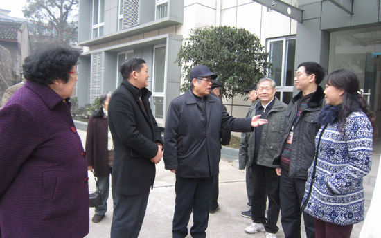 泸州市政府原市长曹锡森一行到市社会福利院视察(图1)
