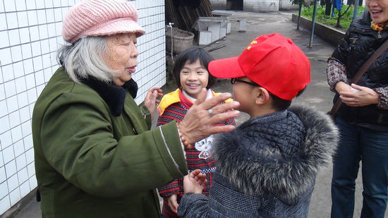 华阳街道：巾帼志愿者情暖敬老院(图2)