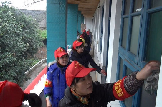 华阳街道：巾帼志愿者情暖敬老院(图1)