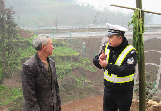 叙永交警高速宣传进农户(图1)