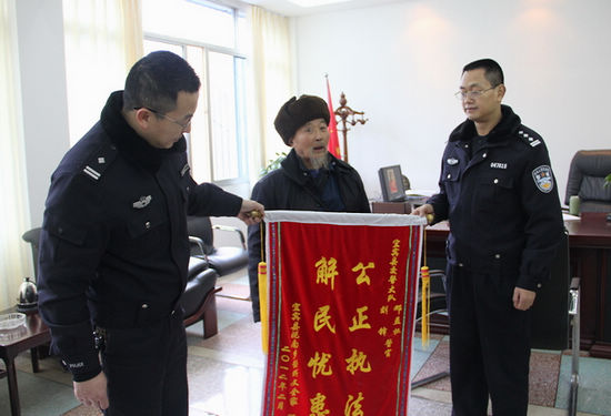 连烧“三把火” 宜宾县警民携手共铸和谐交通(图2) 连烧“三把火” 宜宾县警民携手共铸和谐交通(图2)