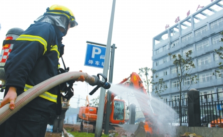自贡红旗乡乡政府门口天然气管被挖断&nbsp;煤气冲天而起(图1)