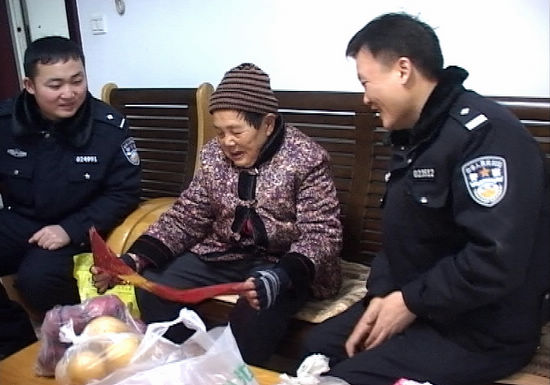 无情车祸夺走儿子儿媳生命&nbsp;事故救助金助老母渡难关(图3)