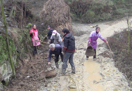 古蔺:要致富靠修路 党员带头修致富路(图2) 古蔺:要致富靠修路 党员带头修致富路(图2)