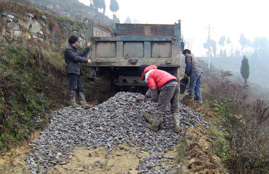 古蔺:要致富靠修路 党员带头修致富路(图1) 古蔺:要致富靠修路 党员带头修致富路(图1)