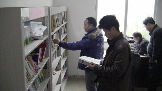 龙山镇：打开致富书屋&nbsp;汲取精神食粮(图1)