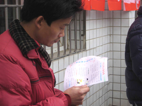 摩尼镇：赶苗场开展计划生育宣传活动(图2)