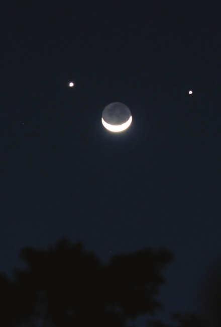 金木合月&nbsp;今晚“笑脸”点缀夜空(图1)
