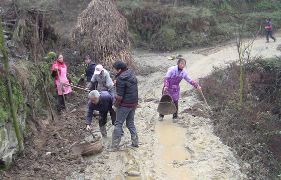 龙山镇：党干齐心群众给力&nbsp;建设乡村公路助农致富(图1)