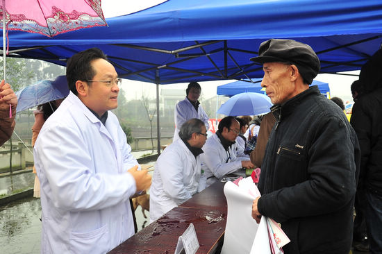 泸医附院副院长邓存良率队参加“三下乡”活动(图1)