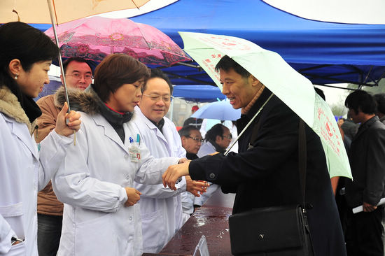 泸医附院副院长邓存良率队参加“三下乡”活动(图2)