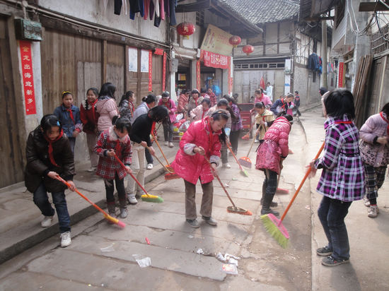泸州白节镇中心小学城乡环境综合整治不松劲(图2)