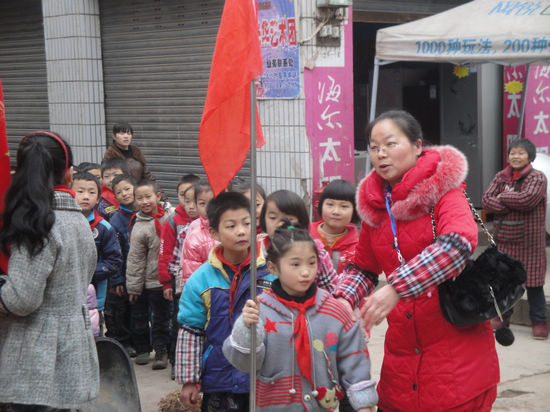 泸州白节镇中心小学城乡环境综合整治不松劲(图1)
