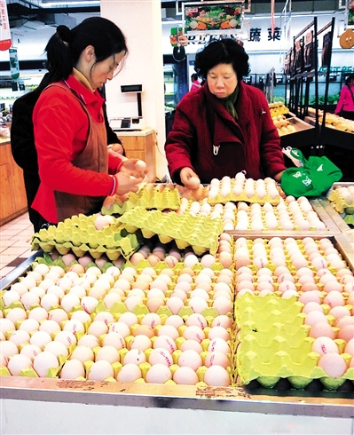 供过于求——内江蛋价重回“3元时代”(图1)