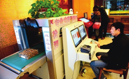 记者暗访调查川内某中药材市场&nbsp;揭秘竹签铁丝假虫草(图1)