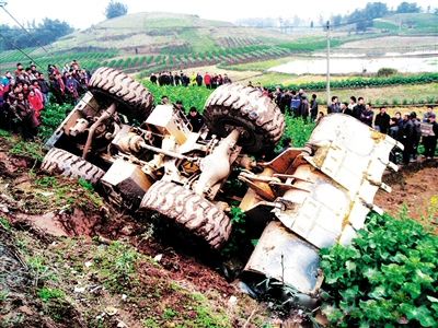 隆昌县黄家镇铲车侧翻&nbsp;司机不幸身亡(图1)