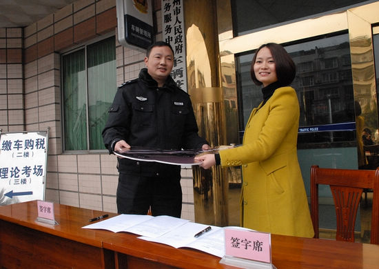 企业"爱心车"送进泸州车管所&nbsp;服务机动车驾驶员考试(图2)