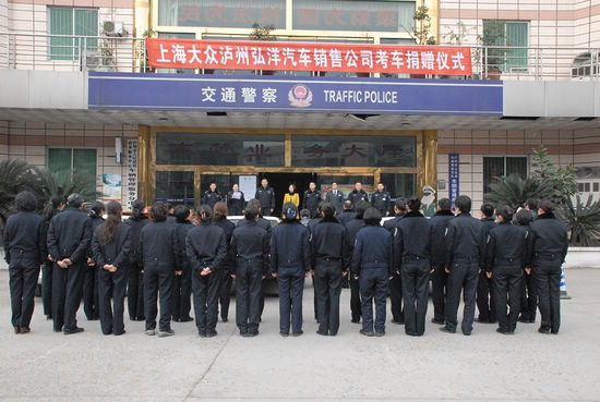 企业"爱心车"送进泸州车管所&nbsp;服务机动车驾驶员考试(图1)