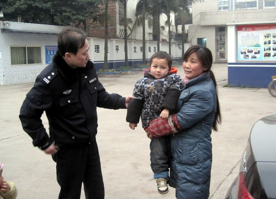 儿童走失街头&nbsp;宜宾民警助其回家(图2)
