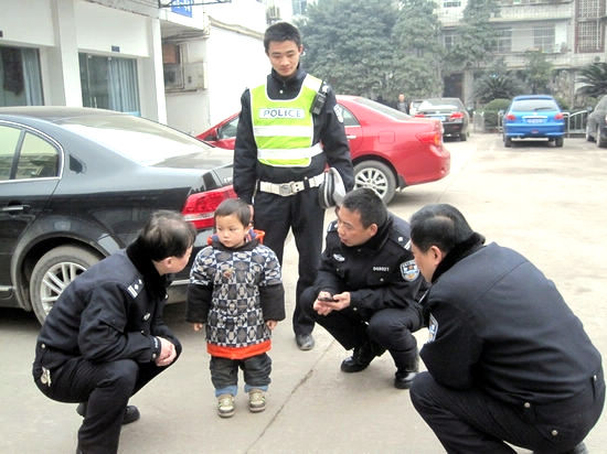 儿童走失街头&nbsp;宜宾民警助其回家(图1)