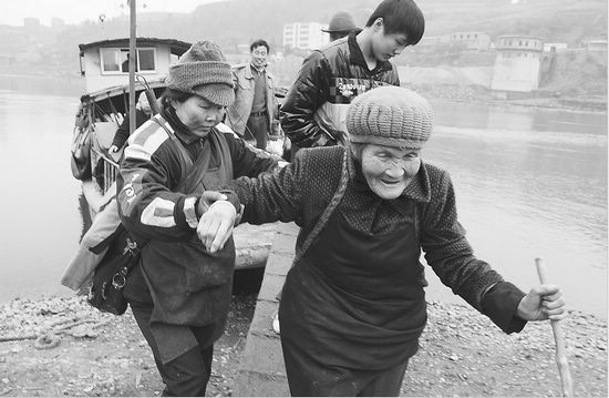内江女船长的“规矩”：老人和读书娃乘船不收钱
