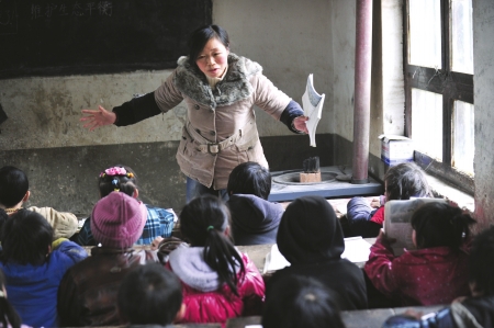 泸州叙永：坚守偏远村小30年&nbsp;"借债教师"感动全场(图2)