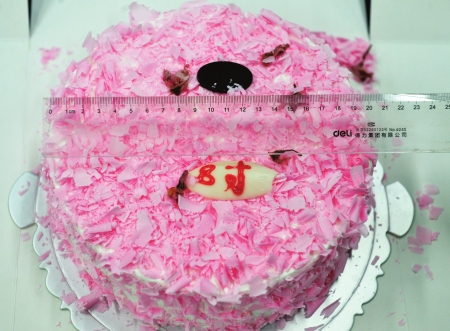 “英寸”当成“寸”&nbsp;蛋糕缩了水(图1)