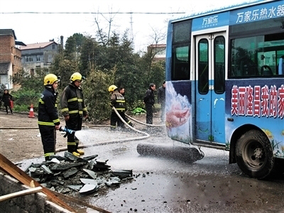 隆昌公交车“跑脱”气瓶&nbsp;所幸无伤亡(图1)