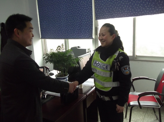 泸州交警拾金不昧&nbsp;友情提示增进警民和谐(图1)
