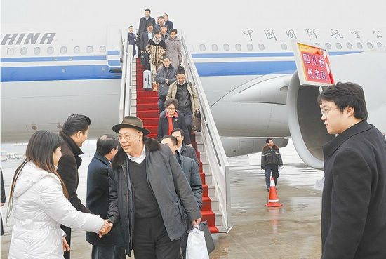 出席十一届全国人大五次会议&nbsp;四川代表团抵京(图1)
