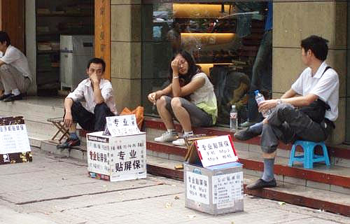 宜宾：手机贴膜市场“水”太深