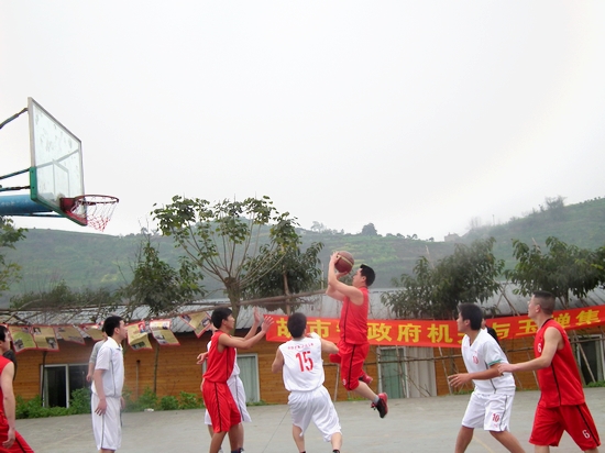 胡市镇：政企联谊赛&nbsp;篮球作“媒”&nbsp;增感情(图1)