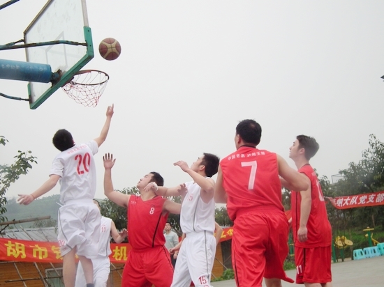 胡市镇：政企联谊赛&nbsp;篮球作“媒”&nbsp;增感情(图2)