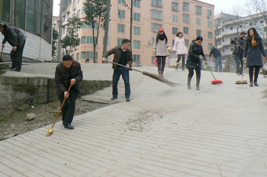 牛滩镇:干群齐上阵 消除环境治理“死角”(图1) 牛滩镇:干群齐上阵 消除环境治理“死角”(图1)