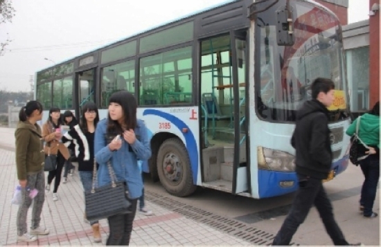 自贡14辆公交车进校园 解决学生早高峰乘车难(图1) 自贡14辆公交车进校园 解决学生早高峰乘车难(图1)