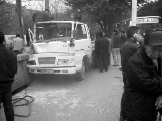 货车撞飞路人&nbsp;市民自发营救(图1)