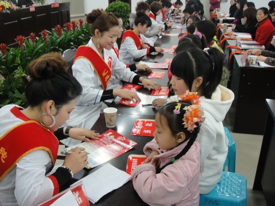 “三.八节”来临&nbsp;合江代理妈妈与留守儿童亲情对话(图2)