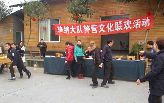 隆纳交警举办文体活动庆“三.八”妇女节(图1)