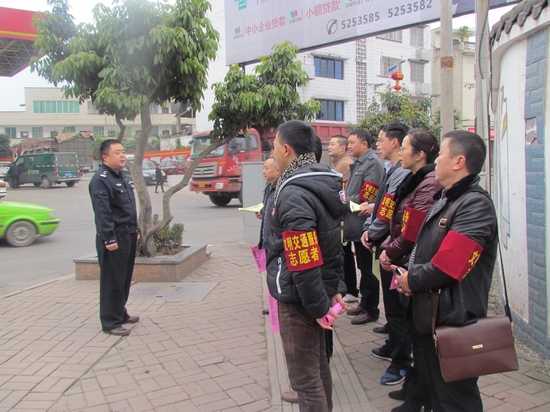 合江:警民共筑交通安全防护墙(图1) 合江:警民共筑交通安全防护墙(图1)