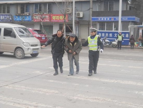 纳溪 交警四大队深入开展学雷锋活动(图2) 纳溪 交警四大队深入开展学雷锋活动(图2)