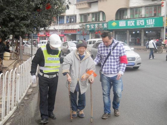 纳溪 交警四大队深入开展学雷锋活动(图1) 纳溪 交警四大队深入开展学雷锋活动(图1)