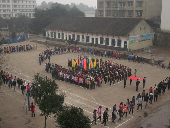 马岭中学:小雨助阵 田径健儿展英姿(图1) 马岭中学:小雨助阵 田径健儿展英姿(图1)