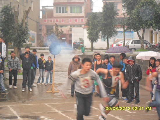 马岭中学:小雨助阵 田径健儿展英姿(图3) 马岭中学:小雨助阵 田径健儿展英姿(图3)