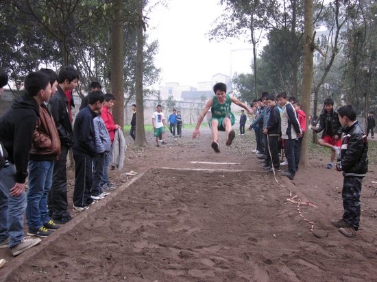 马岭中学:小雨助阵 田径健儿展英姿(图2) 马岭中学:小雨助阵 田径健儿展英姿(图2)