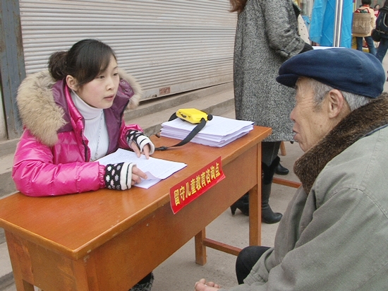 宜宾白花镇中学教师走上街头宣讲受欢迎(图1)