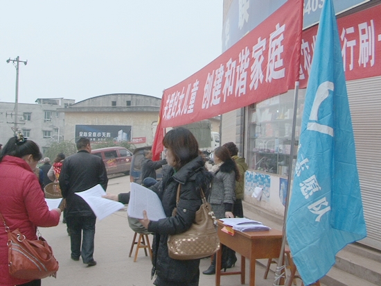 宜宾白花镇中学教师走上街头宣讲受欢迎(图2)