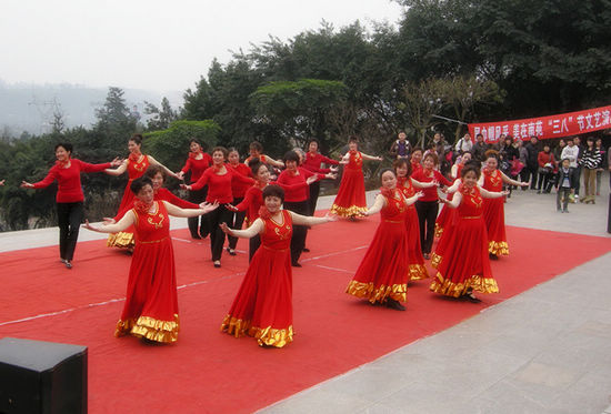大山坪街道：展巾帼风采&nbsp;唱响幸福南苑(图1)