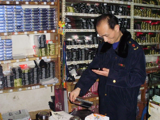 江阳区工商局开展手机配件市场专项检查(图1)