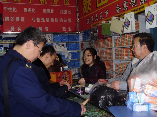 江阳区工商局开展手机配件市场专项检查(图2)